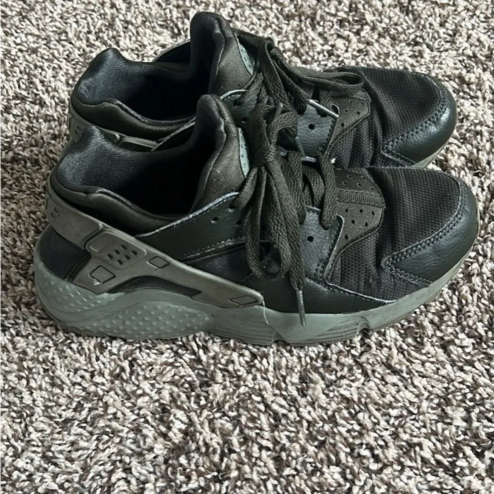 Nike Huarache Run size 6Y